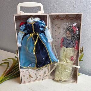Vintage 10" Porcelain Snow White Style Doll 2 Extra Outfits & Music Box Trunk‎